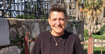 H ταλαντούχα καραγκιοζοπαίχτρια Ζωή Μαρίνου μιλάει για το νέο της τραγούδι “Ο αστροναύτης”