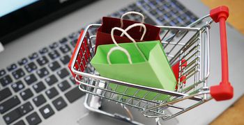 Online αγορές: Σε ισχύ από σήμερα το τέλος 3 ευρώ για μικροδέματα από χώρες εκτός Ε.Ε.