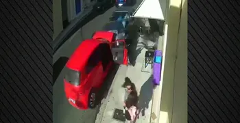 Σοκαριστικό τροχαίο στη Ναύπακτο -Μητέρα σώζει στο παρά... ένα το παιδί της