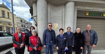 ΕΡΥΘΡΟΣ ΣΤΑΥΡΟΣ ΚΩ: ΤΕΛΕΤΗ ΑΠΟΚΑΛΥΨΗΣ ΤΙΜΗΤΙΚΗΣ ΠΛΑΚΕΤΑΣ