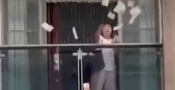 Κίνα: Γυναίκα πέταξε από το μπαλκόνι 160.000 δολάρια μετά από καβγά με τον σύζυγό της