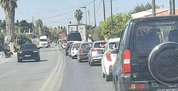 Κως: Το φανάρι της υπομονής στην έξοδο προς τα χωριά.