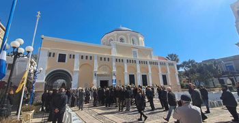 Σε κλίμα καθολικού πένθους η Κάλυμνος για τον Γιάννη Χαλίκο – Ξεκίνησε το λαϊκό προσκύνημα με μαζική προσέλευση του κόσμου