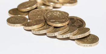 Με το γνωστό κόλπο της ΔΕΗ απέσπασαν λίρες αξίας άνω των 4 εκ. ευρώ από γυναίκα στη Θεσσαλονίκη