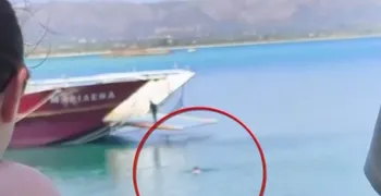 Λιμενικό: Δικογραφία για το πλοίο που άνοιξε εν πλω τον καταπέλτη – Πλοιοκτήτης ο άνδρας που επιβάστηκε κολυμπώντας (vid)