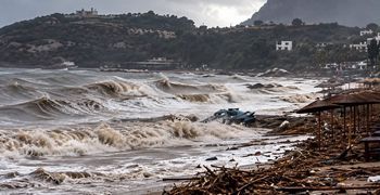 Νεκρός άνδρας στη Ρόδο από την κακοκαιρία – Παρασύρθηκε με το αυτοκίνητό του στη θάλασσα