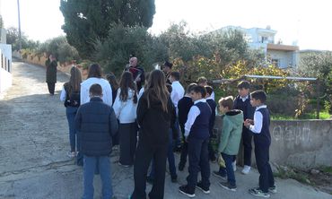 Κάλαντα στις γειτονιές της Κω από μαθητές του 5ου Δημ. Σχολείου και τη Φιλαρμονική