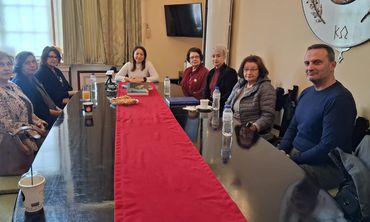 Σε πολιτιστικούς Σ/γους του νησιού παρέδωσε η Έπαρχος το βιβλίο για την  Άννα Καραμπεσίνη 