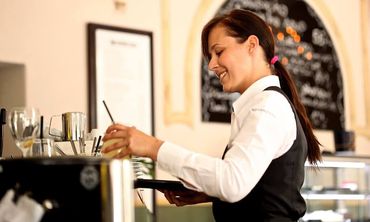 Αυξήσεις 12% με διετή σύμβαση για 500.000 εργαζόμενους σε επισιτισμό - εστίαση.  Οι νέοι μισθοί από 1η Απρίλίου