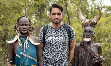 Ο Μιχάλης - Άγγελος Σαρηγιάννης από την Κω που ταξιδεύει σε όλο τον κόσμο και επιστρέφει στην Ελλάδα για να μοιράσει τις εμπειρίες του