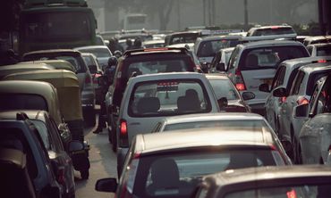 «Στέρεψε» η αγορά από πινακίδες κυκλοφορίας: Χιλιάδες αυτοκίνητα παραμένουν αταξινόμητα – Λύση αναζητά το υπουργείο