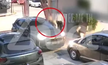Σοκαριστική επίθεση στο Ίλιον: Οδηγός γρονθοκόπησε γυναίκα μπροστά στο παιδί της (vid)