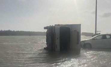 Ρόδος: Η θάλασσα βγήκε στη στεριά – Αναποδογύρισε φορτηγό 