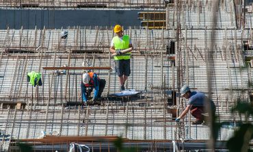 Ελλείψεις 250.000 εργαζομένων σε τουρισμό και οικοδομή
