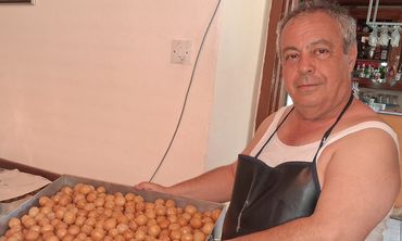 Τάκης Χατζηπυλιώτης (Καμέλια) - Με μεράκι και παράδοση ετοιμάζει 1.000 λουκουμάδες για τον εορτασμό της Μεταμορφώσεως του Σωτήρος