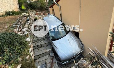 Καστοριά: Αυτοκίνητο «προσγειώθηκε» σε αυλή σπιτιού — Παρά τρίχα γλίτωσαν οι κάτοικοι
