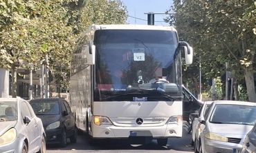 Νέος "εγκλωβισμός" λεωφορείου στο κέντρο της Κω – Κυκλοφοριακό κομφούζιο από τα διπλοπαρκαρισμένα