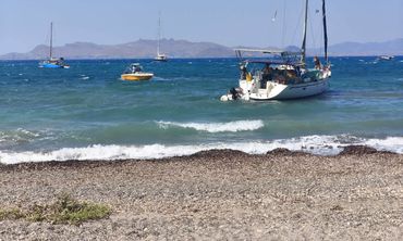 Στα "ρηχά" ιστιοφόρο λόγω ισχυρών ανέμων στην Β. Γεωργίου