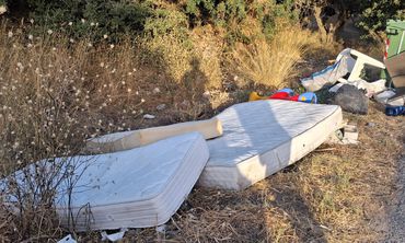 Ασυνειδησία χωρίς όρια: Συμπολίτης μας με φορτηγάκι πέταξε στρώματα και διάφορα σκουπίδια στον Αγ. Νεκτάριο Κω