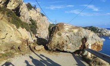 Τεράστιος βράχος έπεσε στον δρόμο προς την παραλία «Άντονι Κουίν» στη Ρόδο