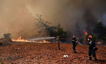 Πύρινος όλεθρος στη Δυτική Αττική: «112» για εκκένωση προς Μέγαρα – Ανεξέλεγκτες οι φλόγες σε πολλαπλά μέτωπα
