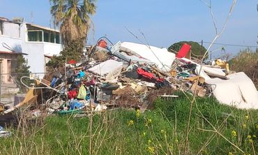 Αναγνώστρια: Εδώ και 4 μήνες δεν έχουν μαζέψει τα σκουπίδια και τα μπάζα ενώ έχουμε ενημερώσει την Υπηρεσία Καθαριότητας...