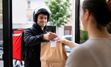Οι Έλληνες μειώνουν τις παραγγελίες delivery – Τι δείχνει έρευνα για τις αγορές μέσω ίντερνετ 