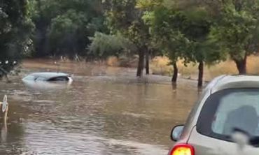 Πλημμύρισαν δρόμοι στη Ρόδο – Το ύψος της βροχής "κατάπιε" αυτοκίνητο