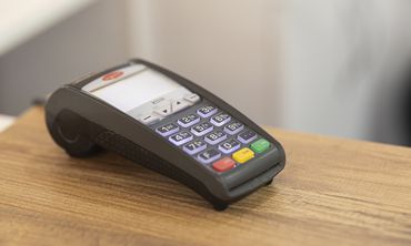 Με πιστωτικές και δανεικά πληρώνουν λογαριασμούς 6 στους 10 Ελληνες