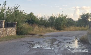 Αναγνώστης: Λύματα σε δρόμο στο Πυλί