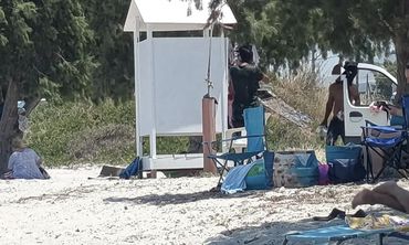 Αναγνώστρια: Κάντε κάτι με τους Ρομά στην παραλία Τιγκακιού – Κάνουν μπάνιο και πλένουν τα ρούχα τους στη δημόσια ντουζιέρα
