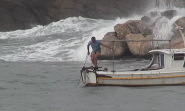 Συγκλονιστικές εικόνες: Ψαράς στην Αστυπάλαια δίνει μάχη με τα κύματα για να σώσει το καΐκι του και βουτά στη θάλασσα (VIDEO)