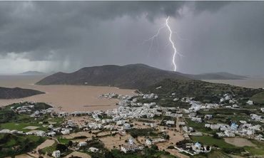 Η θάλασσα βγήκε στη στεριά στους Λειψούς – Πρωτοφανής καταιγίδα έπληξε το νησί