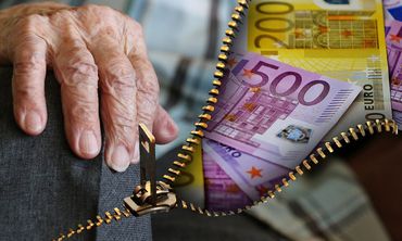 Συνταξιούχοι: Το 60% ζει μόνο με τον ΕΦΚΑ στην Ελλάδα - Τι συμβαίνει στην υπόλοιπη Ευρώπη   