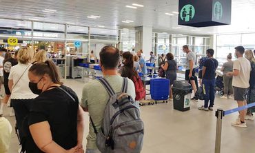 Καλοκαιρινό έμφραγμα στα ελληνικά αεροδρόμια – Πού οφείλονται οι καθυστερήσεις   