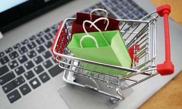 Online αγορές: Σε ισχύ από σήμερα το τέλος 3 ευρώ για μικροδέματα από χώρες εκτός Ε.Ε.