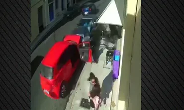 Σοκαριστικό τροχαίο στη Ναύπακτο -Μητέρα σώζει στο παρά... ένα το παιδί της