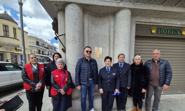 ΕΡΥΘΡΟΣ ΣΤΑΥΡΟΣ ΚΩ: ΤΕΛΕΤΗ ΑΠΟΚΑΛΥΨΗΣ ΤΙΜΗΤΙΚΗΣ ΠΛΑΚΕΤΑΣ