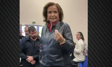 «Κλείστο το στόμα σου, πουλάκι μου», είπε η Ντόρα Μπακογιάννη σε γυναίκα που τη διέκοψε ενώ μιλούσε στο νοσοκομείο Χανίων