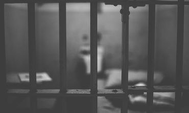 Mε απόφαση του Δικαστικού Σ/λιου Πλημμελειοδικών Κω, το πρώτο «βραχιολάκι» στα Δωδ/σα, που  "ανοίγει την πόρτα της φυλακής"