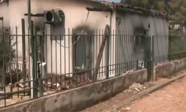 Στις φλόγες το Πόρτο Γερμενό: Καίγονται σπίτια - μήνυμα 112 για εκκένωση προς τα Βίλια