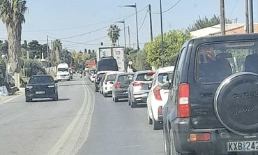 Κως: Το φανάρι της υπομονής στην έξοδο προς τα χωριά.