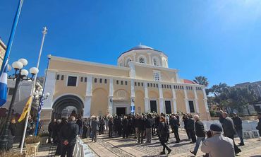 Σε κλίμα καθολικού πένθους η Κάλυμνος για τον Γιάννη Χαλίκο – Ξεκίνησε το λαϊκό προσκύνημα με μαζική προσέλευση του κόσμου