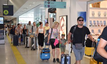 Booking: Ανθεκτικός ο τουρισμός στην Ελλάδα παρά τον πόλεμο – Αισιοδοξία για Πάσχα και 2026 