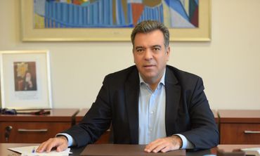 Ο Μάνος Κόνσολας παρέδωσε νομοσχέδιο για την αντιμετώπιση της διάβρωσης των ακτών σε τρεις Υπουργούς