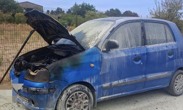 Συμβαίνει τώρα: Αυτοκίνητο εν κινήσει πήρε φωτιά στην Κω 