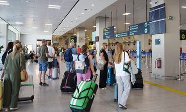 Τουρισμός: Τι μένει στην ελληνική οικονομία πίσω από τα ρεκόρ αφίξεων και εισπράξεων