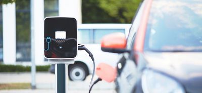 BBG: Από το 2026 τα ηλεκτρικά αυτοκίνητα θα είναι φθηνότερα από τα συμβατικά