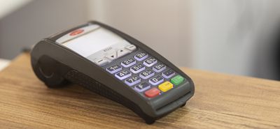 Υποχρεωτικά POS παντού έως το τέλος του 2023 (ακόμα και σε ταξί, σινεμά, περίπτερα κ.α.)