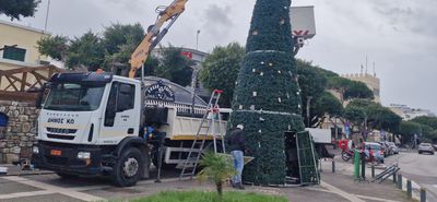 Ξεκίνησε η τοποθέτηση του Χριστουγεννιάτικου δέντρου στο λιμάνι της Κω